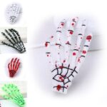 Skelett Hand als Haarspange