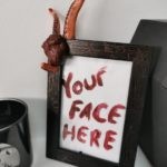 Bilderrahmen mit Tentakeln und anatomischem Herz (Stil: Kupfer)