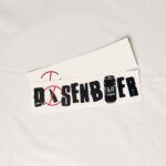 Zwei Aufkleber in schwarz und weiß